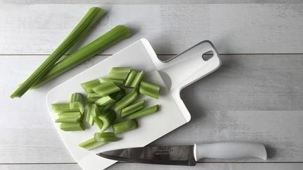 Рецепт томатного сока с зеленой гречкой, сельдереем и сметаной