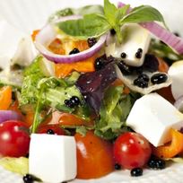 Греческий салат с бальзамическим жемчугом