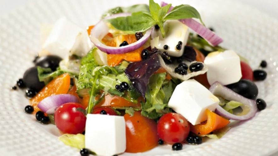 Рецепт греческого салата с бальзамическим жемчугом