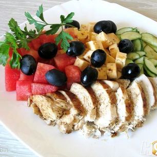 Рецепт Греческого салата с куриной грудкой, арбузом и фетой