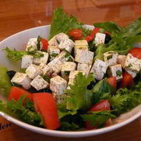 Греческий салат с маринованным сыром