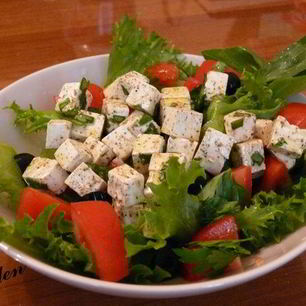 Рецепт Греческого салата с маринованным сыром