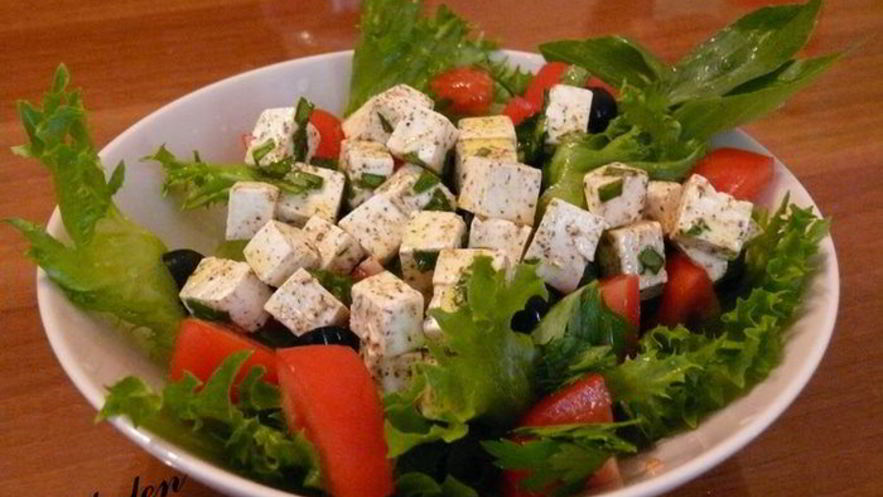 Рецепт греческого салата с маринованным сыром