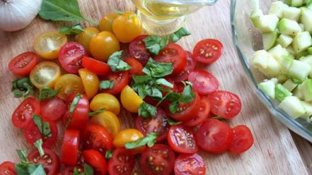 Рецепт греческого салата с цукини, сыром фета и базиликом