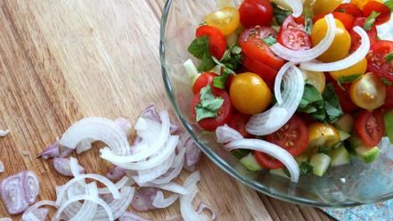 Рецепт греческого салата с цукини, сыром фета и базиликом