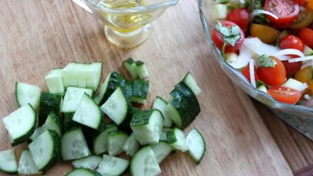 Рецепт греческого салата с цукини, сыром фета и базиликом