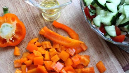 Рецепт греческого салата с цукини, сыром фета и базиликом