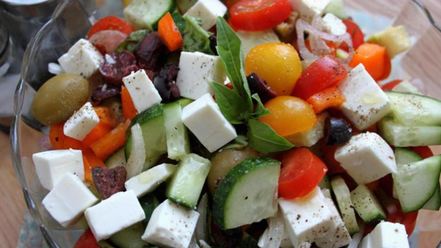 Рецепт греческого салата с цукини, сыром фета и базиликом