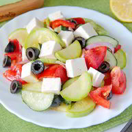 Рецепт Греческого салата с цуккини и помидорами