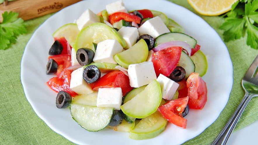 Рецепт греческого салата с цуккини и помидорами