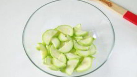 Рецепт греческого салата с цуккини и помидорами