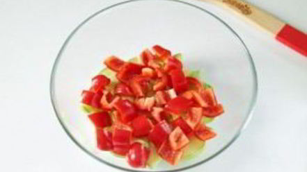 Рецепт греческого салата с цуккини и помидорами