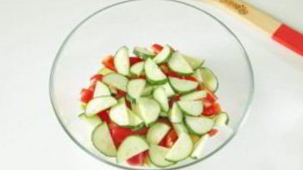 Рецепт греческого салата с цуккини и помидорами