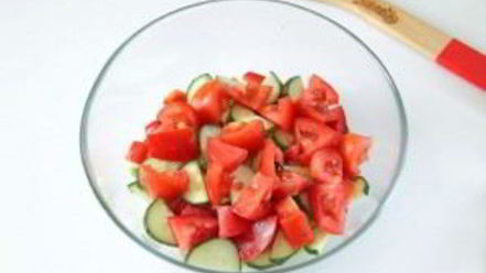 Рецепт греческого салата с цуккини и помидорами