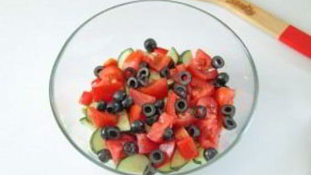 Рецепт греческого салата с цуккини и помидорами