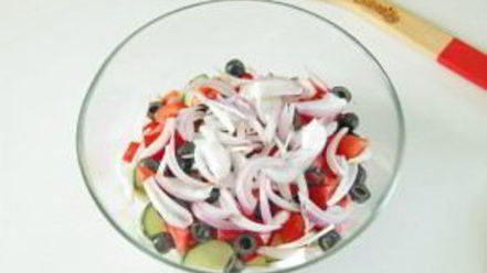 Рецепт греческого салата с цуккини и помидорами