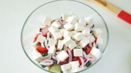 Рецепт греческого салата с цуккини и помидорами