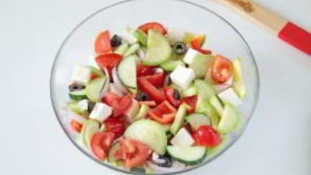Рецепт греческого салата с цуккини и помидорами
