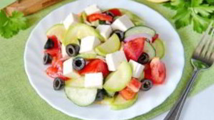 Рецепт греческого салата с цуккини и помидорами