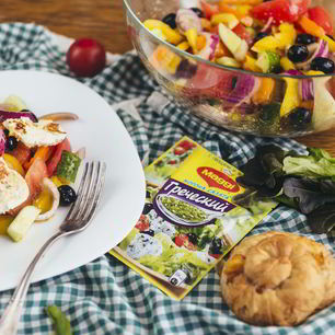 Рецепт Греческого салата с жареным адыгейским сыром