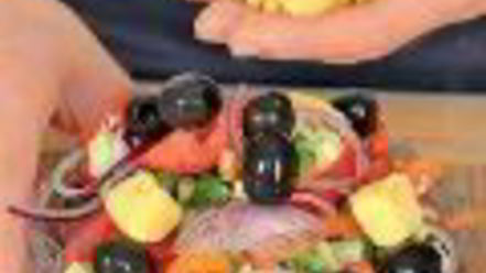 Рецепт греческого салата с жареным сыром