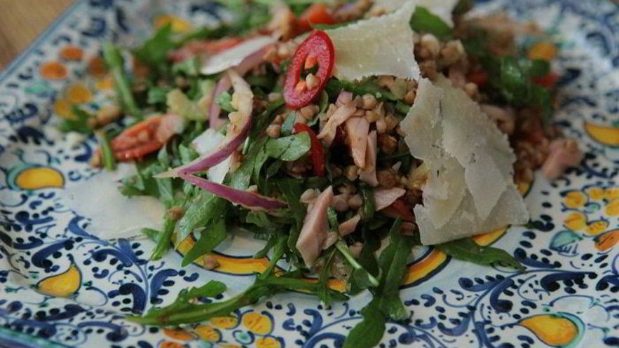 Рецепт салата из гречки с копченой курицей, помидорами и руколой
