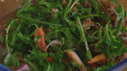 Рецепт салата из гречки с копченой курицей, помидорами и руколой