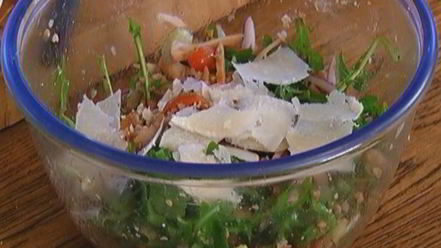 Рецепт салата из гречки с копченой курицей, помидорами и руколой