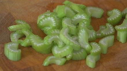 Рецепт салата из гречки с копченой курицей, помидорами и руколой