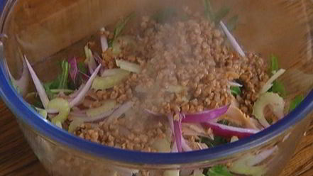 Рецепт салата из гречки с копченой курицей, помидорами и руколой