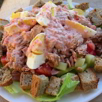 Салат с тунцом по-гречески