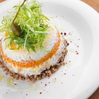 Слоеный салат с горбушей и гречкой