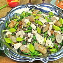 Теплый салат из гречки с колбасками и сыром