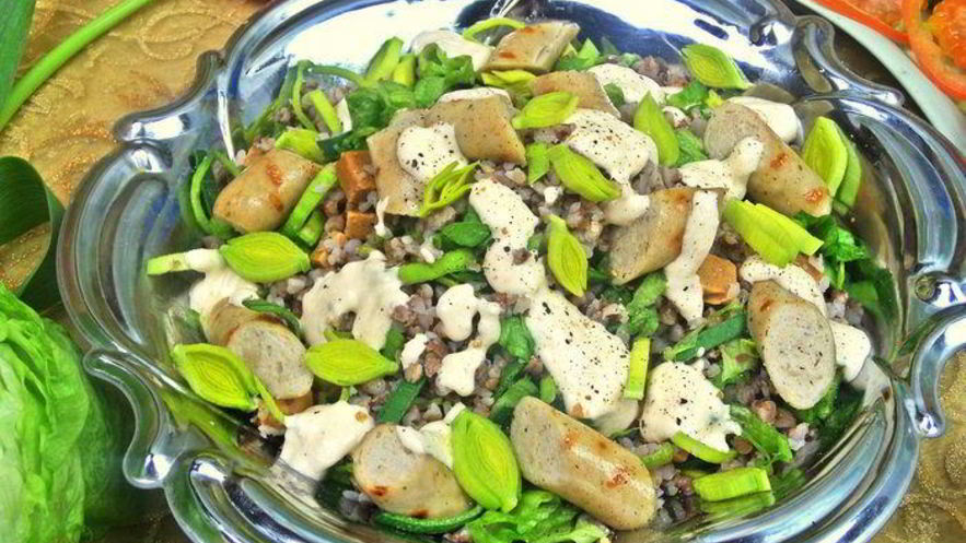 Рецепт теплого салата из гречки с колбасками и сыром