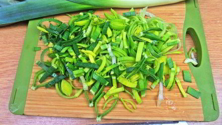 Рецепт теплого салата из гречки с колбасками и сыром