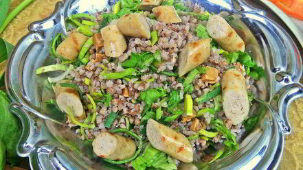 Рецепт теплого салата из гречки с колбасками и сыром
