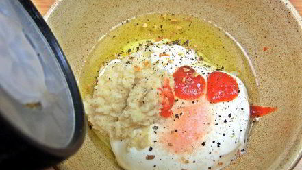 Рецепт теплого салата из гречки с колбасками и сыром