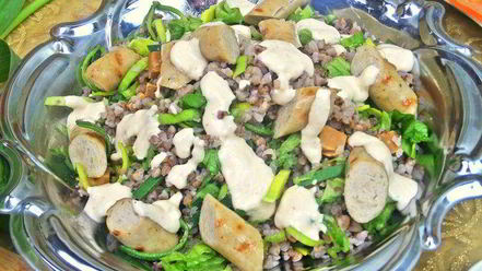 Рецепт теплого салата из гречки с колбасками и сыром