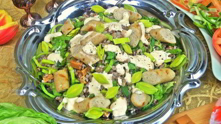 Рецепт теплого салата из гречки с колбасками и сыром