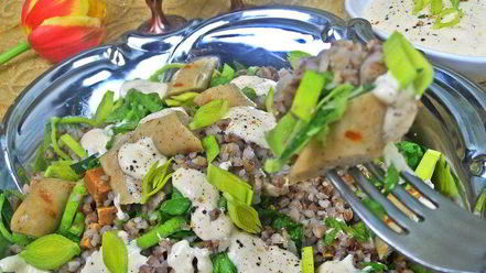 Рецепт теплого салата из гречки с колбасками и сыром