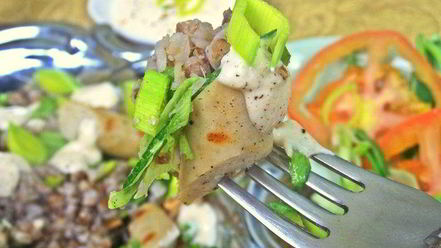 Рецепт теплого салата из гречки с колбасками и сыром