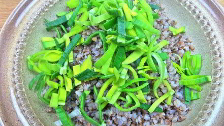 Рецепт теплого салата из гречки с колбасками и сыром