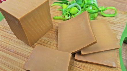 Рецепт теплого салата из гречки с колбасками и сыром