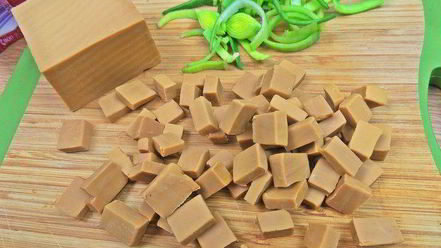 Рецепт теплого салата из гречки с колбасками и сыром