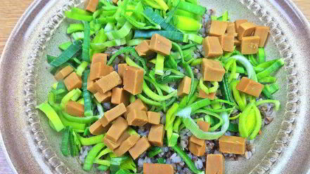 Рецепт теплого салата из гречки с колбасками и сыром