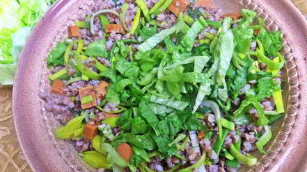 Рецепт теплого салата из гречки с колбасками и сыром