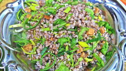 Рецепт теплого салата из гречки с колбасками и сыром