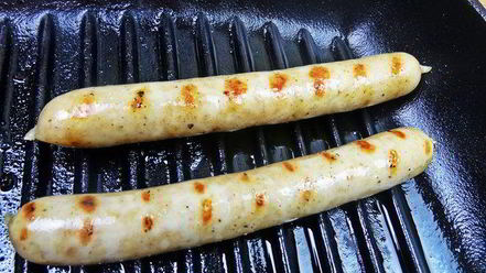 Рецепт теплого салата из гречки с колбасками и сыром