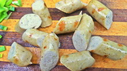 Рецепт теплого салата из гречки с колбасками и сыром