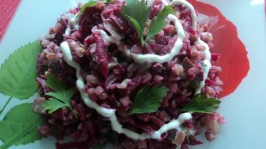 Рецепт теплого салата с гречкой, свеклой и грибами